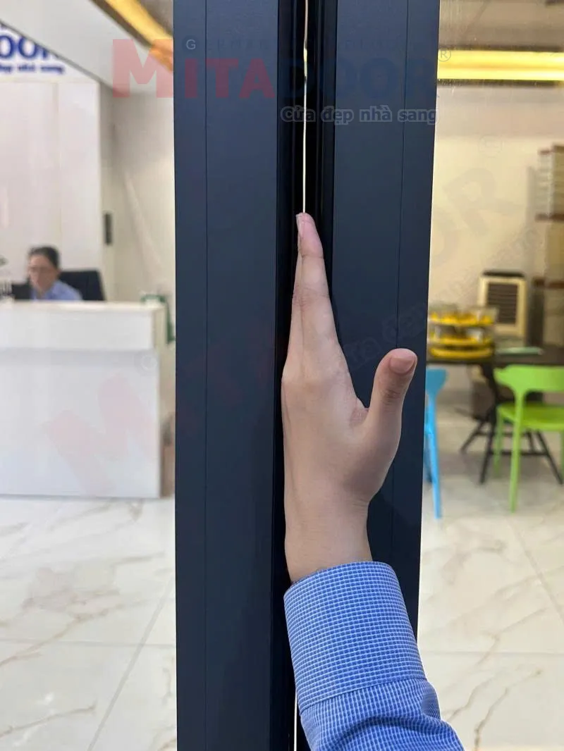 Khe gấp được t&iacute;ch hợp gioăng cao su mềm, gi&uacute;p hạn chế kẹt tay v&agrave; bảo vệ an to&agrave;n cho người d&ugrave;ng