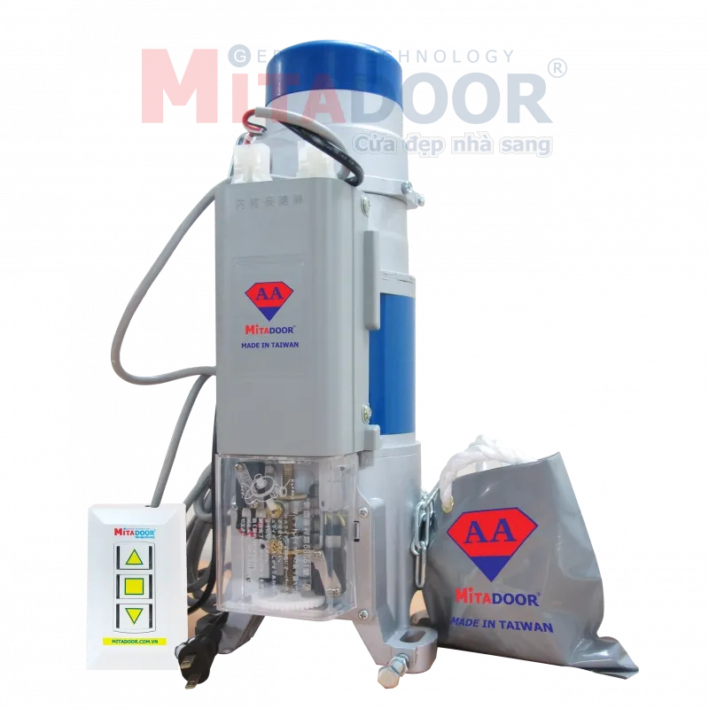 Motor Mitadoor Đ&agrave;i Loan AA c&oacute; c&ocirc;ng suất n&acirc;ng từ 300kg đến 2000kg t&ugrave;y theo k&iacute;ch thước v&agrave; khối lượng bộ cửa, Motor được trang bị d&acirc;y x&iacute;ch ngo&agrave;i để k&eacute;o cửa khi c&uacute;p điện