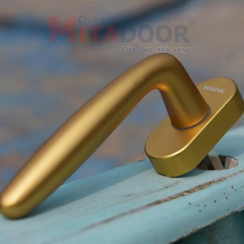 Tay nắm gạt cửa nh&ocirc;m k&iacute;nh h&atilde;ng Hopo đồng bộ với hệ cửa Mitadoor, gi&uacute;p cửa vận h&agrave;nh &ecirc;m &aacute;i v&agrave; k&eacute;o d&agrave;i tuổi thọ sử dụng