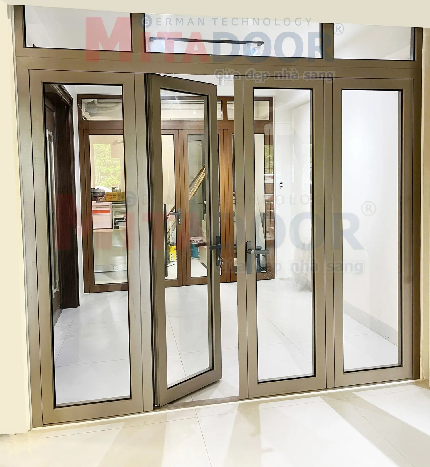 Cửa đi mở quay Mitadoor ST68 sang trọng, vững chắc với hệ phụ kiện đồng bộ, ch&iacute;nh h&atilde;ng