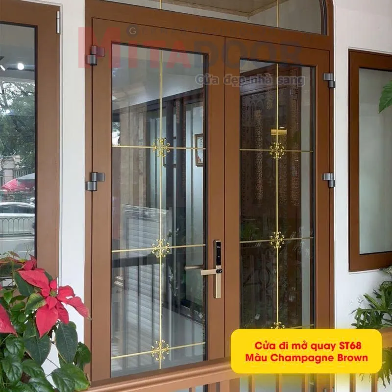 Cửa đi mở quay ST68 m&agrave;u Champagne Brown sang trọng - Đ&acirc;y l&agrave; loại cửa nh&ocirc;m k&iacute;nh TPHCM được nhiều chủ đầu tư hiện nay ưa chuộng