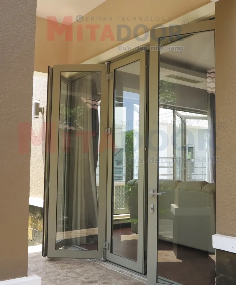 Cửa xếp trượt của Mitadoor tiện lợi, dễ dàng vận hành, được nhiều chủ đầu tư ở TP.HCM lựa chọn