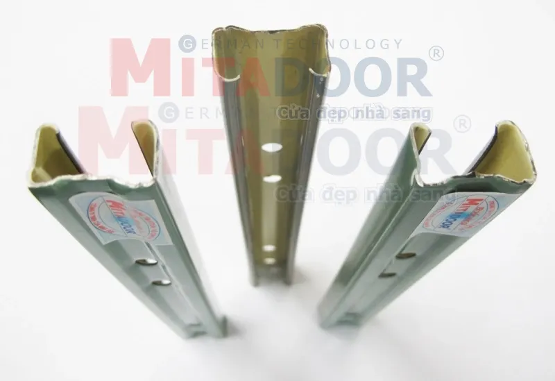U cửa k&eacute;o tole Mitadoor mạ m&agrave;u 6-8 dem